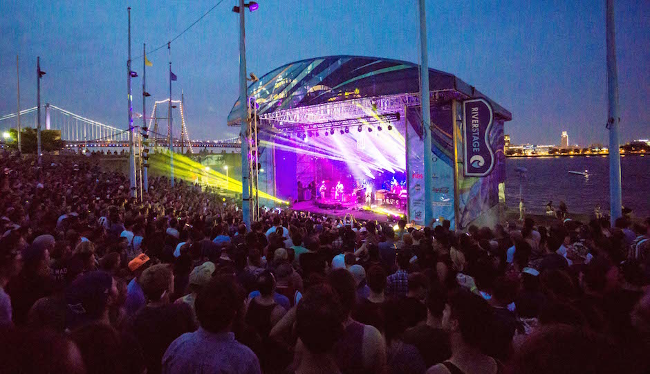 Watch Umphrey's McGee's Brendan Bayliss Perform Inside Wrigley Field's  Iconic Scoreboard