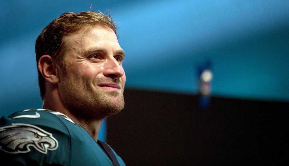 New Eagle Chris Long Trolls Whining Teammate With Tough-Love Tweet