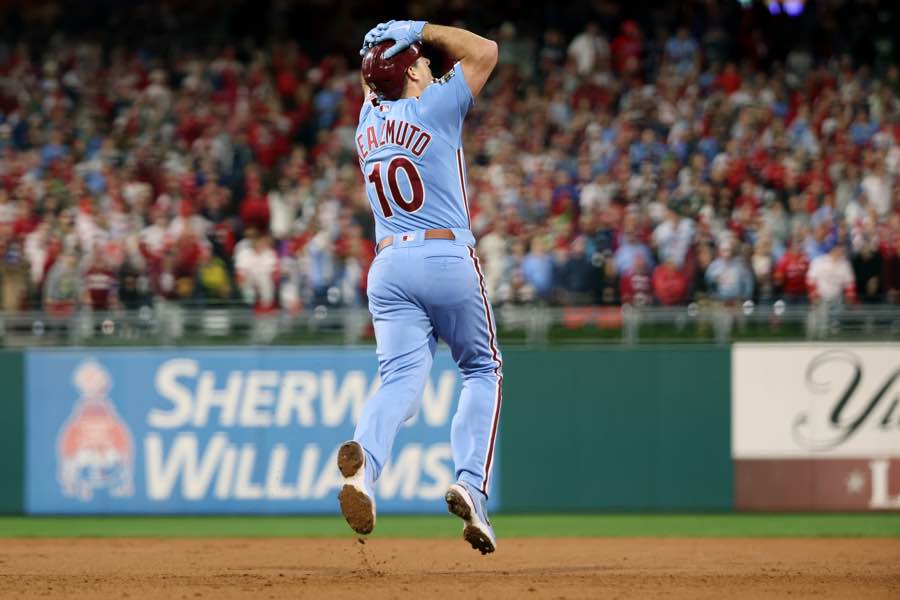 J.T. Realmuto leaves Friday's game with sprained right pinky finger   Phillies Nation - Your source for Philadelphia Phillies news, opinion,  history, rumors, events, and other fun stuff.
