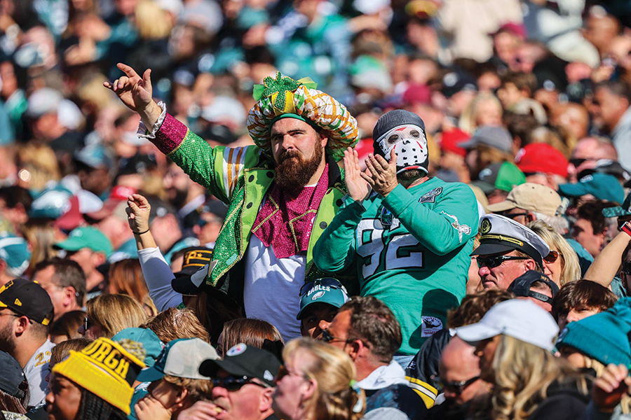 A Philadelphia Eagles fan and Green Bay Packers fan have a little fun  News Photo - Getty Images